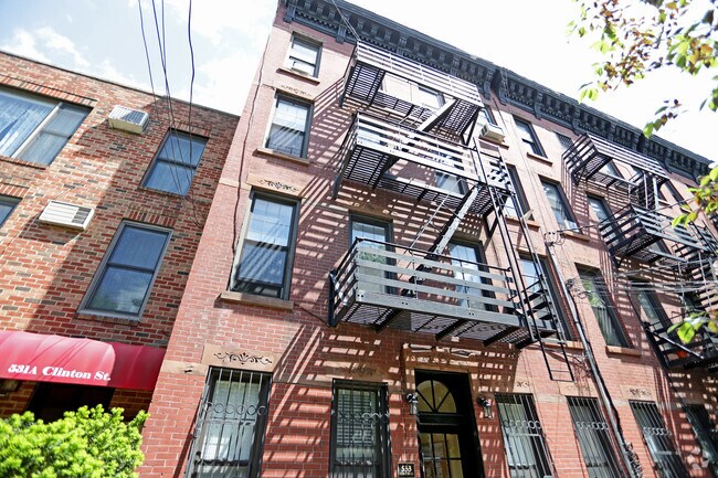Foto del edificio - 533 Clinton St