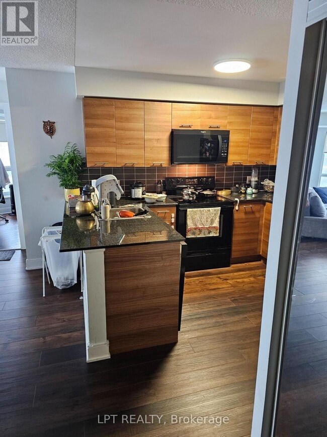 Building Photo - 125 Village Green Square