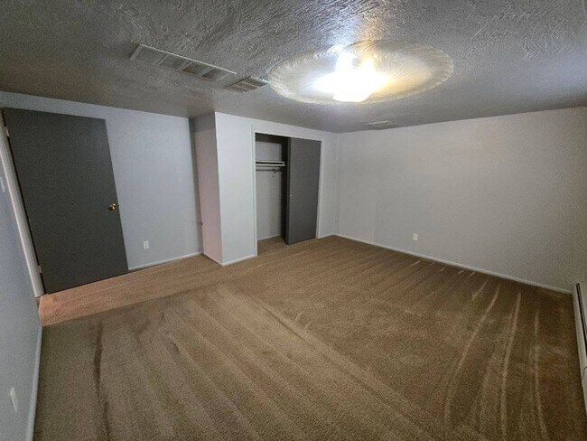 Foto del edificio - For Rent: 1 Bed / 1 Bath Basement Apartmen...