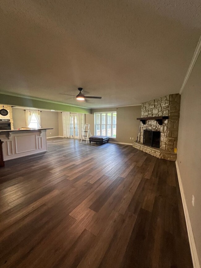Building Photo - Ready In Benton!!