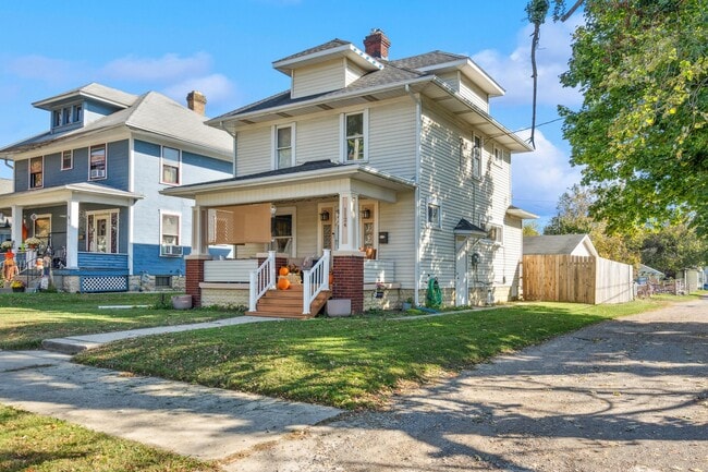 Building Photo - 1124 Elm St