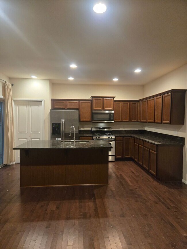 Foto del edificio - 5 bedroom family home- 1/2 OFF FIRST MONTHS RENT!