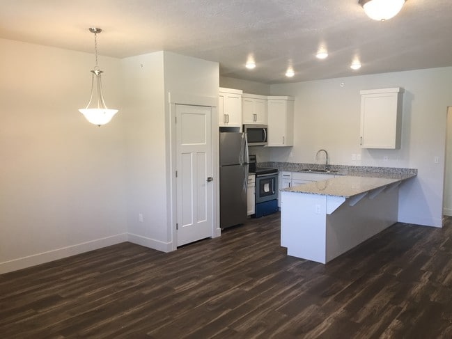 Kitchen - 695 E Main St