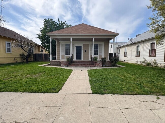 Building Photo - Newly Remodeled Home Available Now!