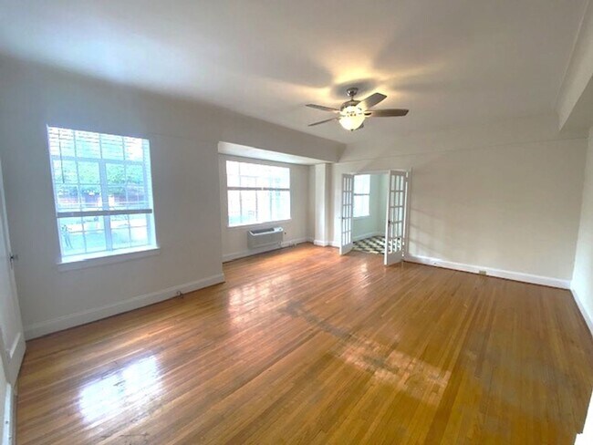 Building Photo - Uptown! The Poplar! Great Price!