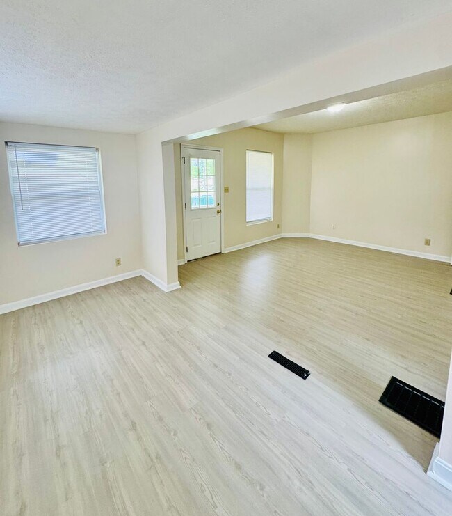 Foto del edificio - Like new with 2 car garage!