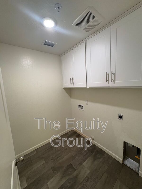 Building Photo - 1946 E School Ave