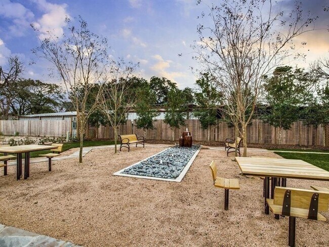 Foto del edificio - Like NEW - Built in  2020 - Charming Singl...