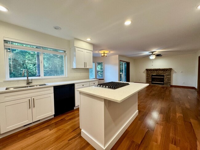 Building Photo - Make this your new home in time for the Ho...