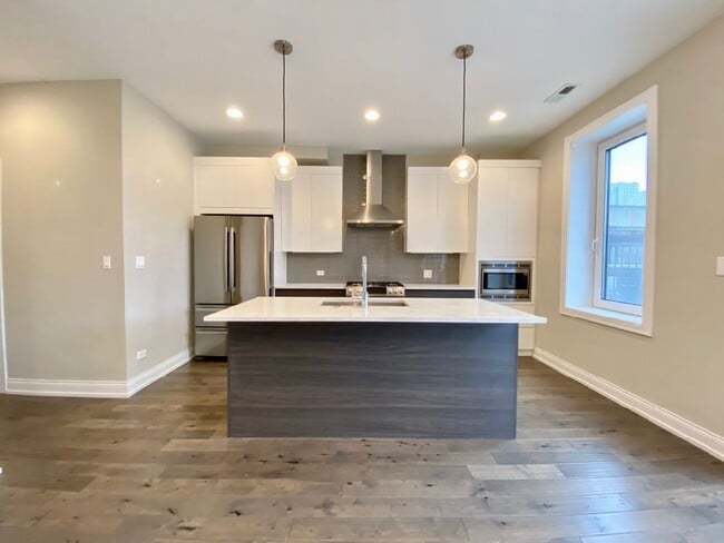 Building Photo - 317 W Evergreen Ave