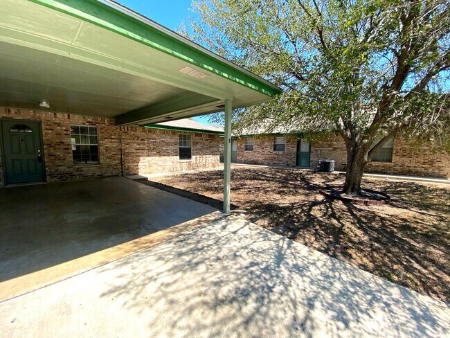 Foto del edificio - *Move in Special* 2 Bedroom / 1 Bath **Cozy Unit in Pleasanton** w/ Covered Carport! *Refrigerato...