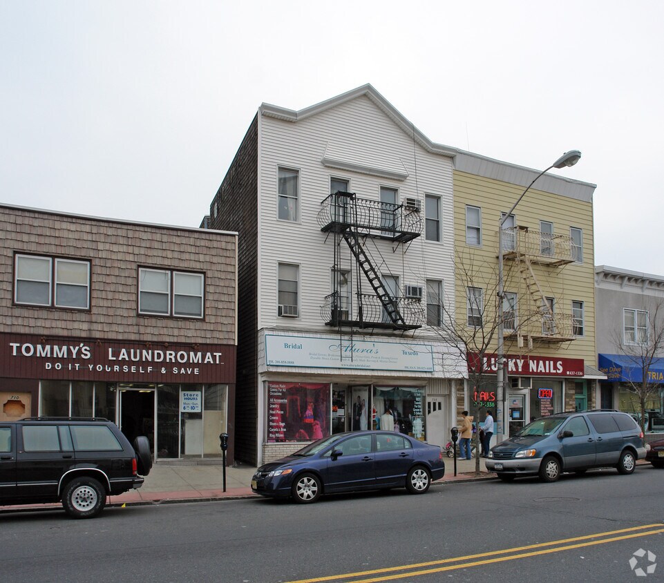 Primary Photo - 708 Broadway