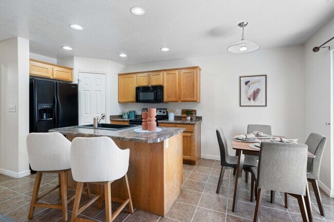Foto del edificio - Beautiful 3 Bedroom Townhome In Hidden Valley Heights