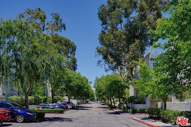Guest Parking - 11756 Moorpark St