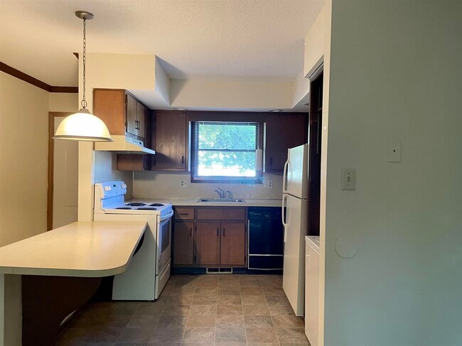Building Photo - 2107 Versailles Village Pl