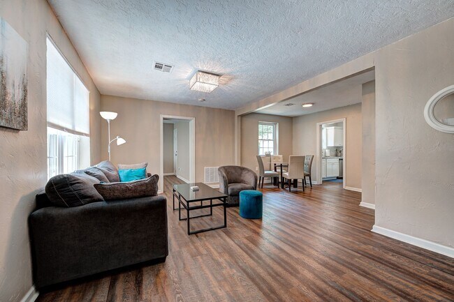 Building Photo - Cozy Living with Bonus Room Near Shops & Dining