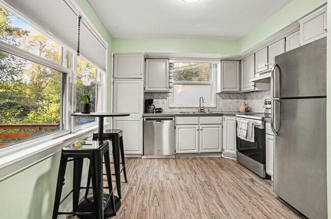 Foto del edificio - 733 Whites Rd