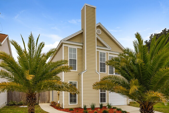 Building Photo - 653 Staffordshire Dr E