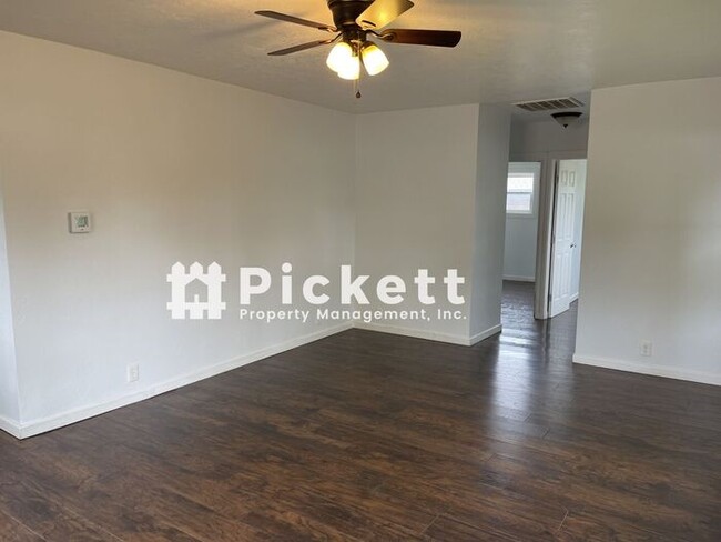 Building Photo - Cute remodeled bungalow Near PSNS