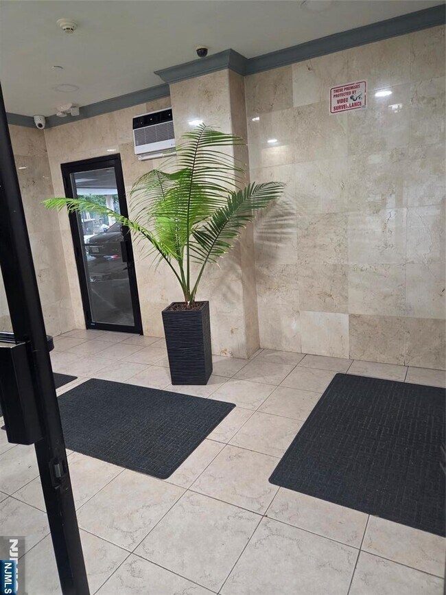 Foto del edificio - 2401 Bergenline Ave