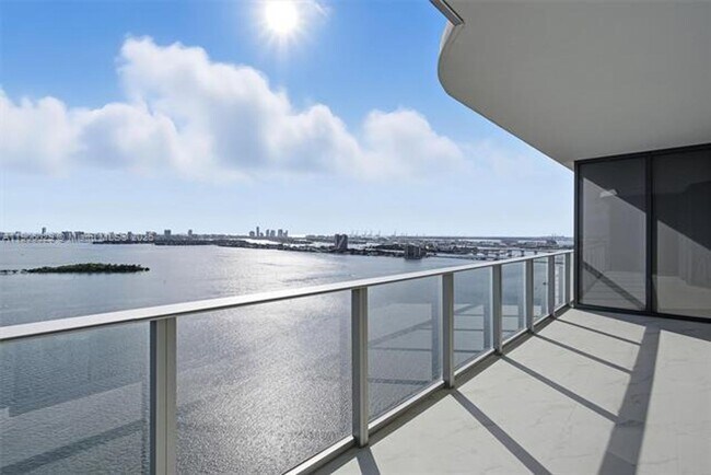 Foto del edificio - 700 NE 24th St