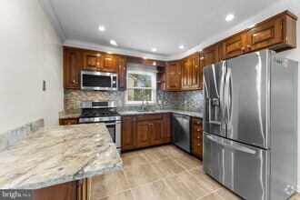 Building Photo - 4911 Poplar Dr