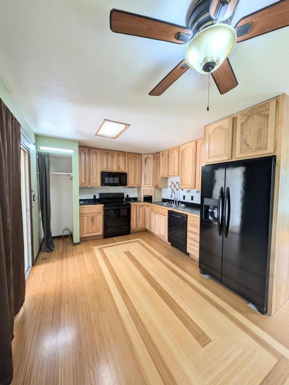 Building Photo - 3023 W Hood Ave