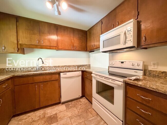 Building Photo - 2 Bed, 1 Bath Condo with Assigned Parking / Vouchers Accepted / Available Now!