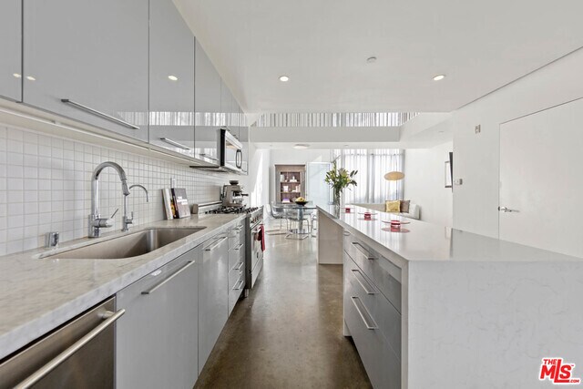 Foto del edificio - 7917 Willoughby Ave
