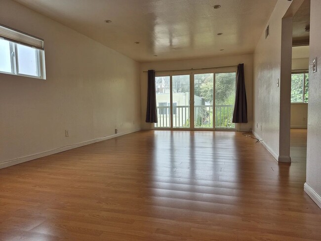 Building Photo - FOR RENT: Updated 2 Bedroom Unit in Prime ...