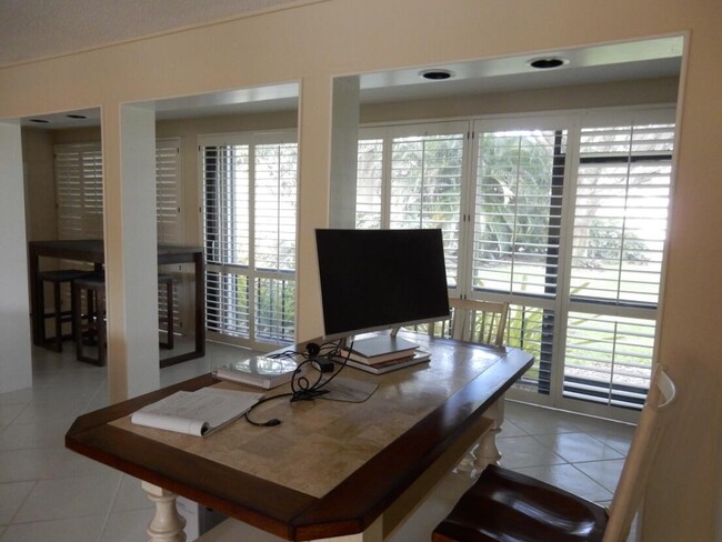 Building Photo - 7 SE Turtle Creek Dr
