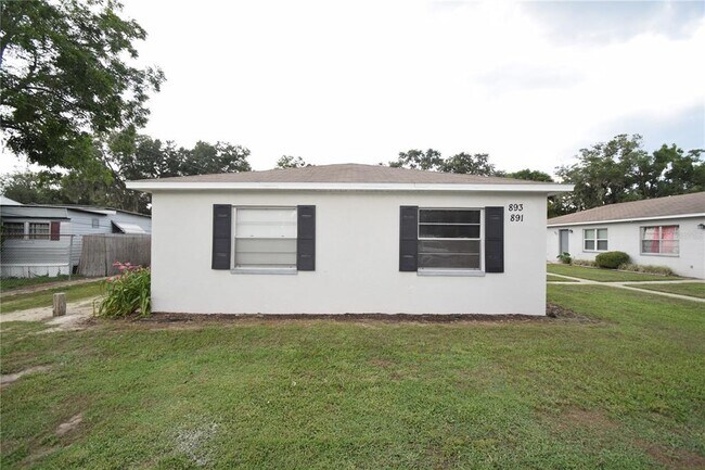 Foto del edificio - 891 School House Rd