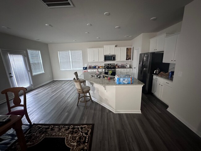 Foto del edificio - Room in Single Family Home on Runner Stone Ln