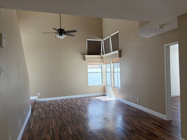 Foto del edificio - POOL. NO HOA. SOLAR. 3-bed/2.5-bath 89119