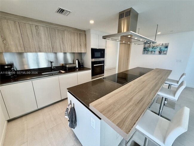 Building Photo - 1000 Brickell Plaza