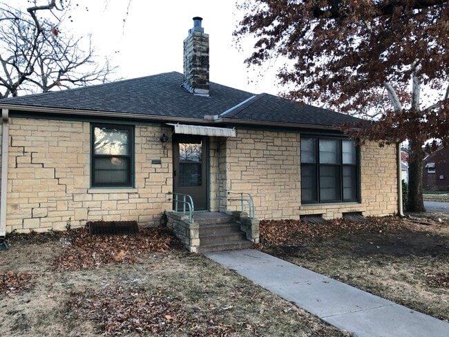 Building Photo - 1304 N Perry Ave