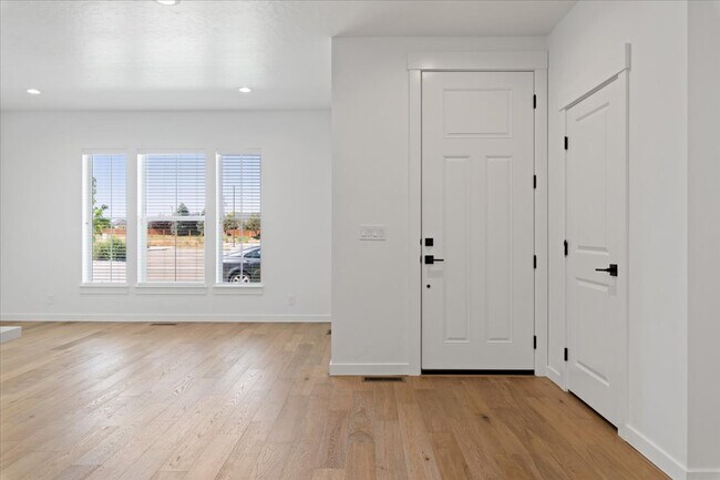Building Photo - 11023 W Shelborne St