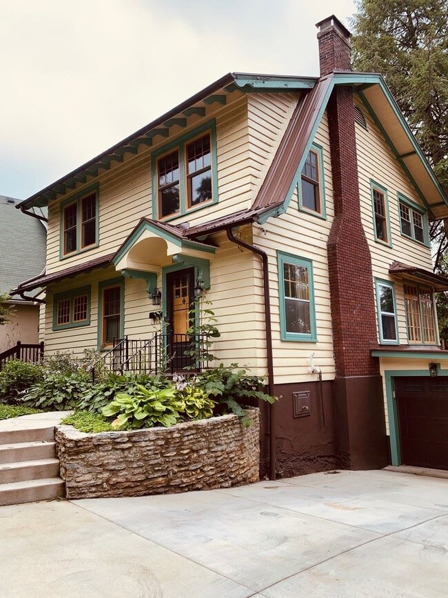 Building Photo - 1418 Goddard Ave