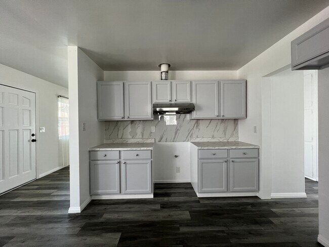 Kitchen - 5222 La Madera Ave