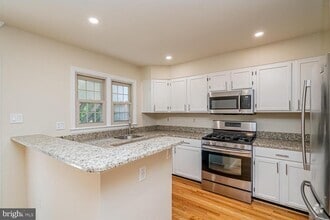 Building Photo - 1275 Quaker Hill Dr