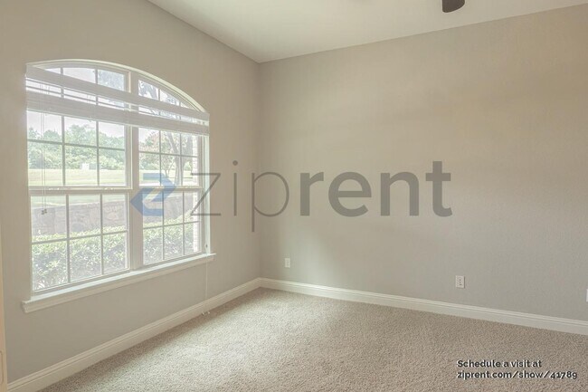 Foto del edificio - 527 W Royal Ln