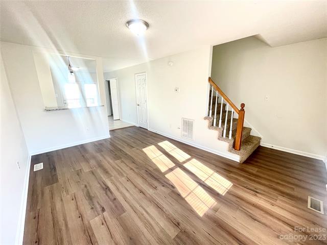 Foto del edificio - 608 Bethpage Rd