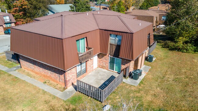 Foto del edificio - 9128 Woodpark Ln NW