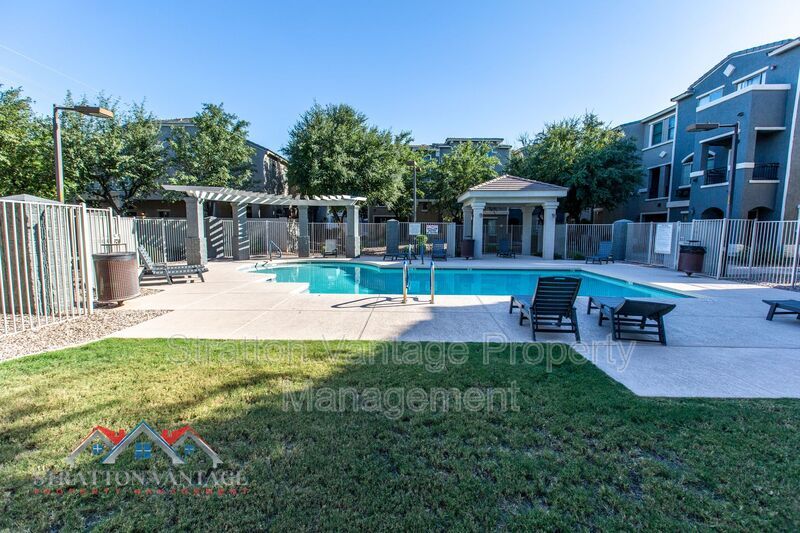 Foto principal - 2402 E 5th St