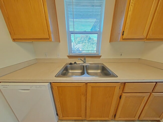 Building Photo - 1 Bedroom Apartment ~ Close to Campus
