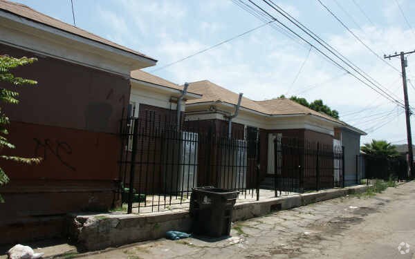 Foto del edificio - 443-445 N Daisy Ave