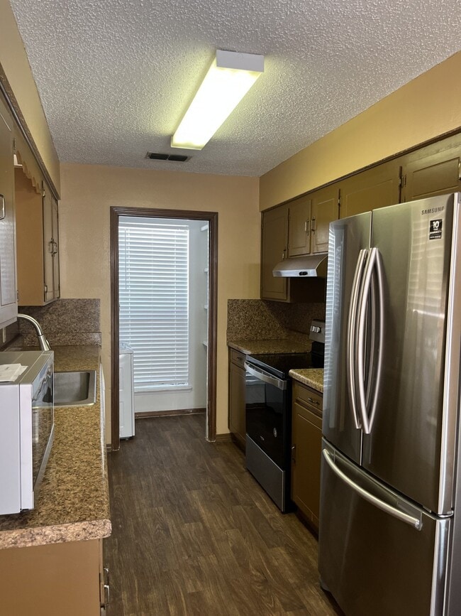 Foto del edificio - 4708 Longstreet Pl