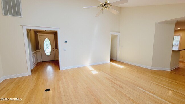 Building Photo - 8200 Beddoes Dr
