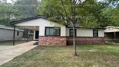 Building Photo - 428 N Oak St