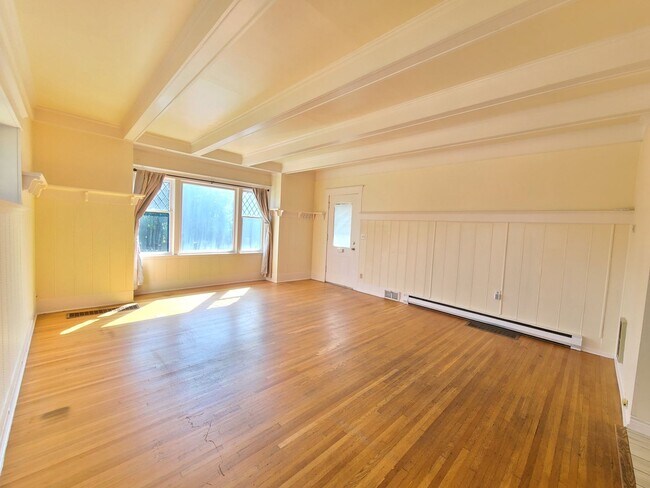 Building Photo - 820 S Maple St